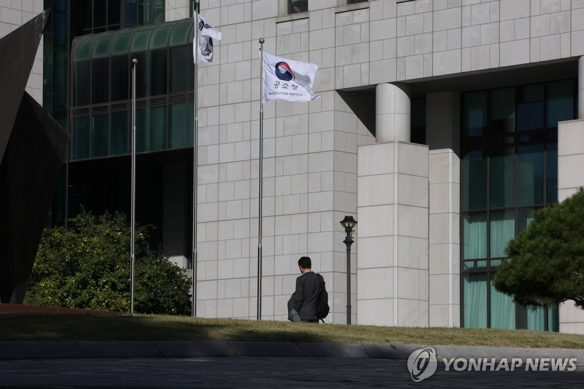 ▲2일 출범한 서울 서초구 공소청으로 직원들이 출근하고 있다. (연합뉴스)