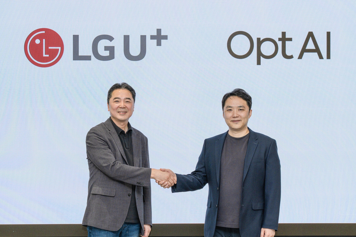 ▲LG유플러스가 AI 최적화 전문기업 옵트에이아이와 손잡고 AI 운영 효율을 높이는 토큰 최적화 기술 확보에 나선다. 사진은 이상엽 LG유플러스 CTO(전무, 왼쪽)와 이재호 옵트에이아이 대표가 토큰 최적화 협력과 관련해 기념촬영을 하는 모습. (사진제공=LG유플러스)
