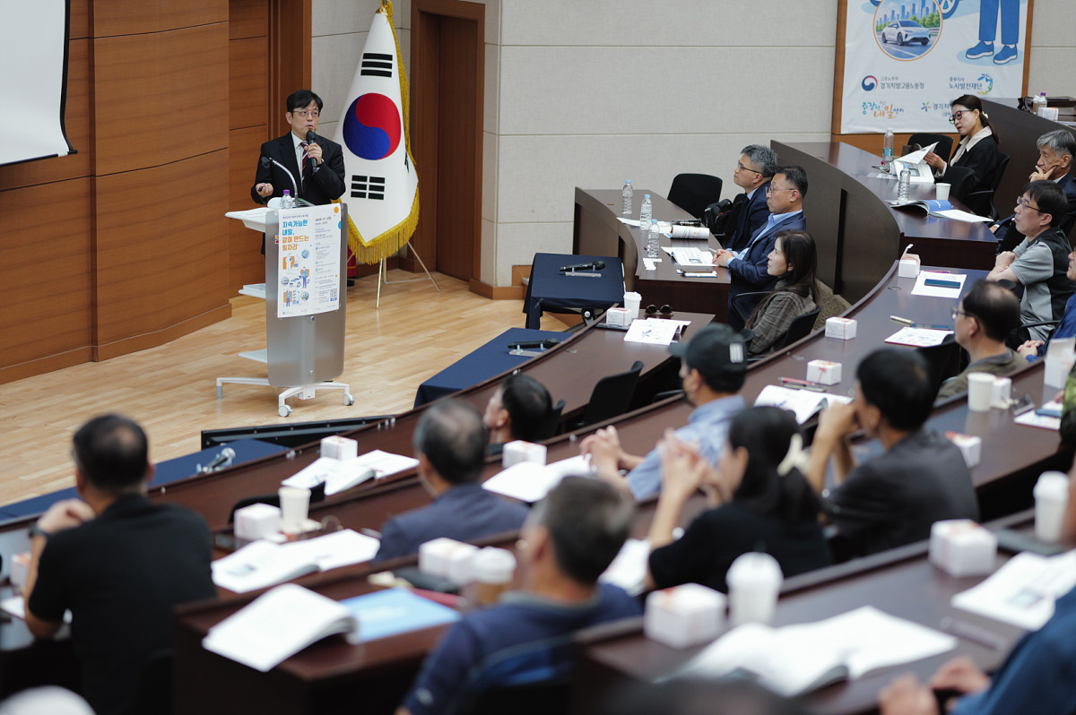 ▲이철원 씨가 1일 수원 차세대융합기술연구원에서 열린 ‘중장년과 기업의 미래 고용 포럼’에서 기존 경력에 AI 활용 능력을 더해 재취업한 경험을 발표하고 있다.(이준호 기자)