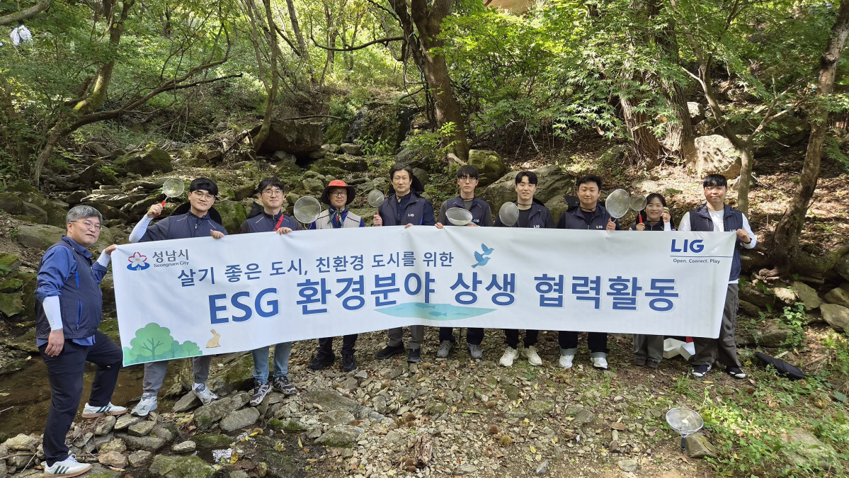 ▲LIG D&A 임직원들이 생물다양성 탐사를 마친 후 기념사진을 촬영하고있다. (사진제공=LIG D&A)