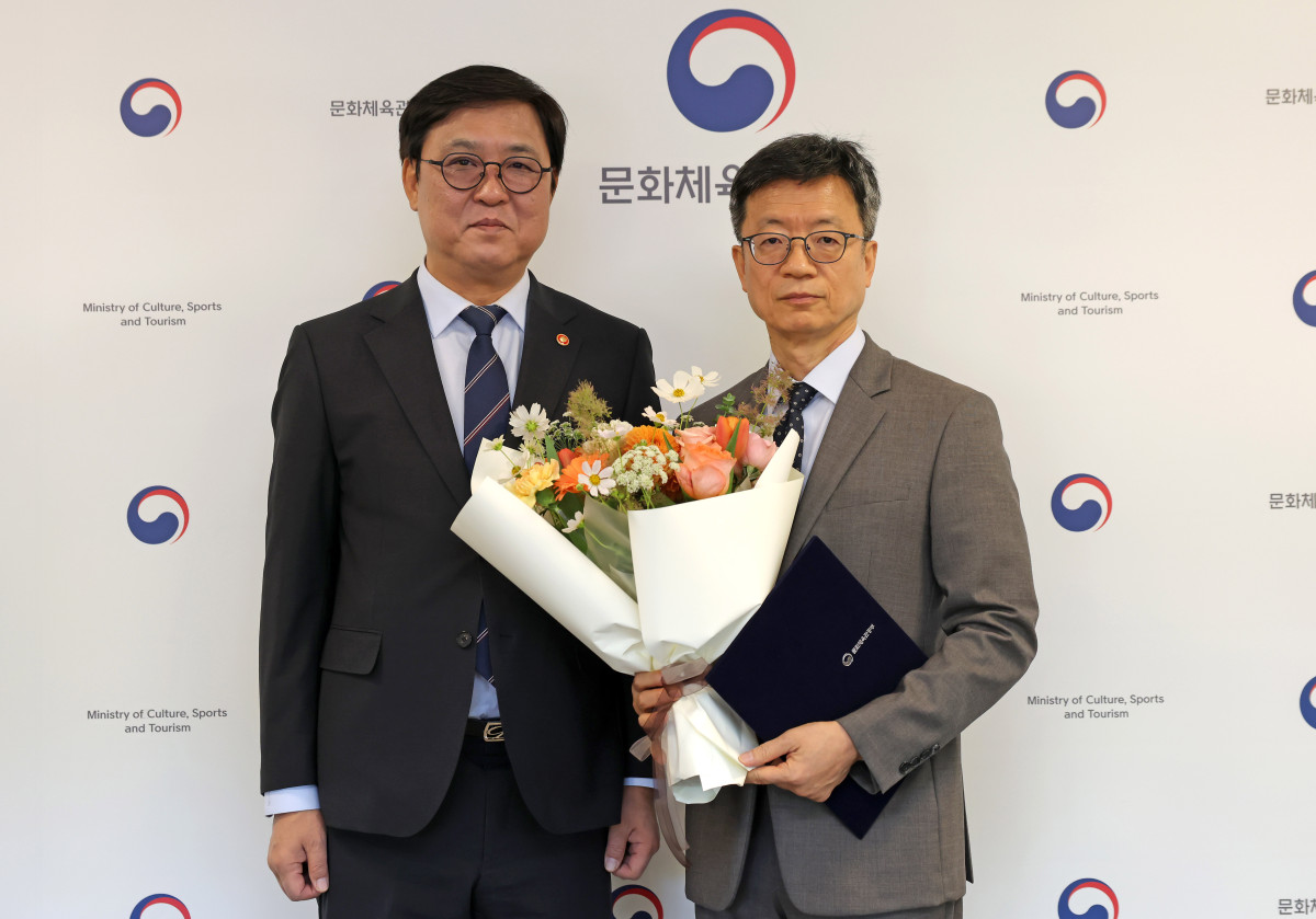 ▲최휘영(사진 왼쪽) 문화체육관광부 장관과 김현환 국립박물관문화재단 신임 이사장이 2일 기념사진을 촬영하고 있다. (사진제공=문화체육관광부)