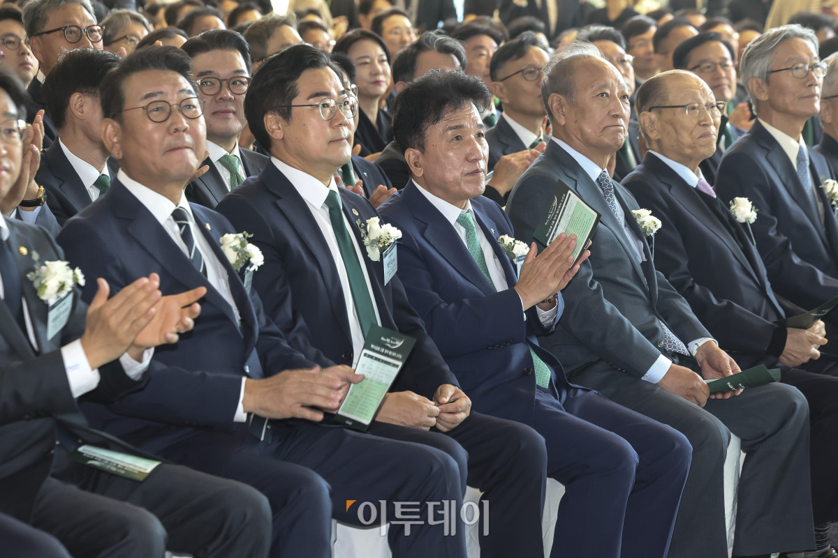 ▲함영주 하나금융지주 회장과 주요 내빈들이 2일 인천 서해구 하나금융그룹 청라 헤드쿼터에서 열린 '하나은행 청라 헤드쿼터 오프닝 행사'에 참석해 있다. 고성준 기자 joonko1@