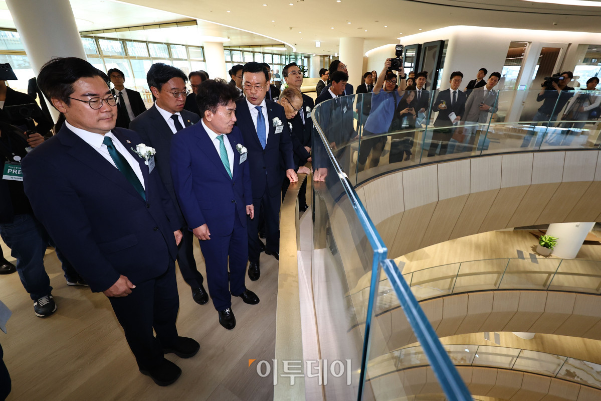 ▲함영주 하나금융지주 회장과 내빈들이 2일 인천 서해구 하나금융그룹 청라 헤드쿼터에서 열린 오프닝 행사를 마친 뒤 내부 시설을 둘러보고 있다. 고성준 기자 joonko1@