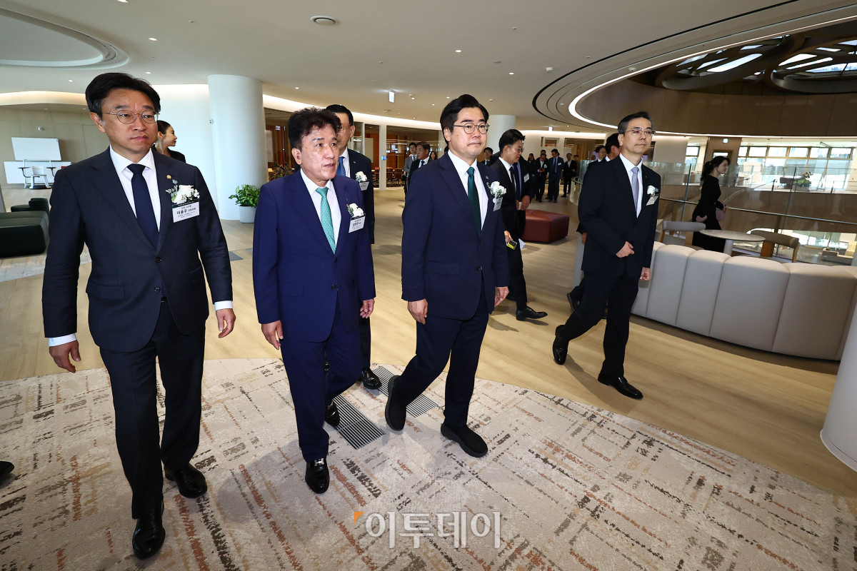 ▲함영주 하나금융지주 회장과 내빈들이 2일 인천 서해구 하나금융그룹 청라 헤드쿼터에서 열린 오프닝 행사를 마친 뒤 내부 시설을 둘러보고 있다. 고성준 기자 joonko1@