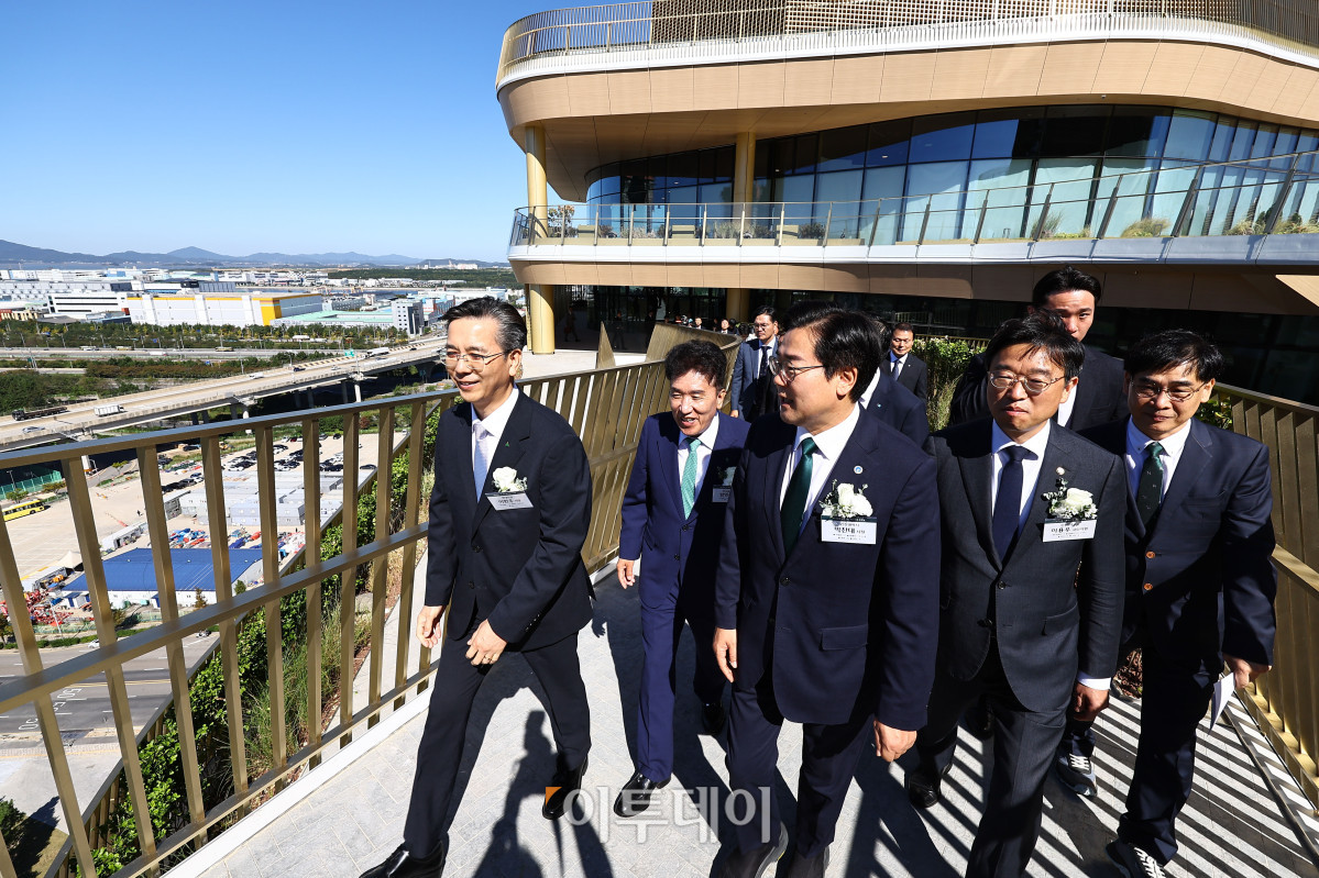 ▲함영주 하나금융지주 회장과 내빈들이 2일 인천 서해구 하나금융그룹 청라 헤드쿼터에서 열린 오프닝 행사를 마친 뒤 시설을 둘러보고 있다. 고성준 기자 joonko1@