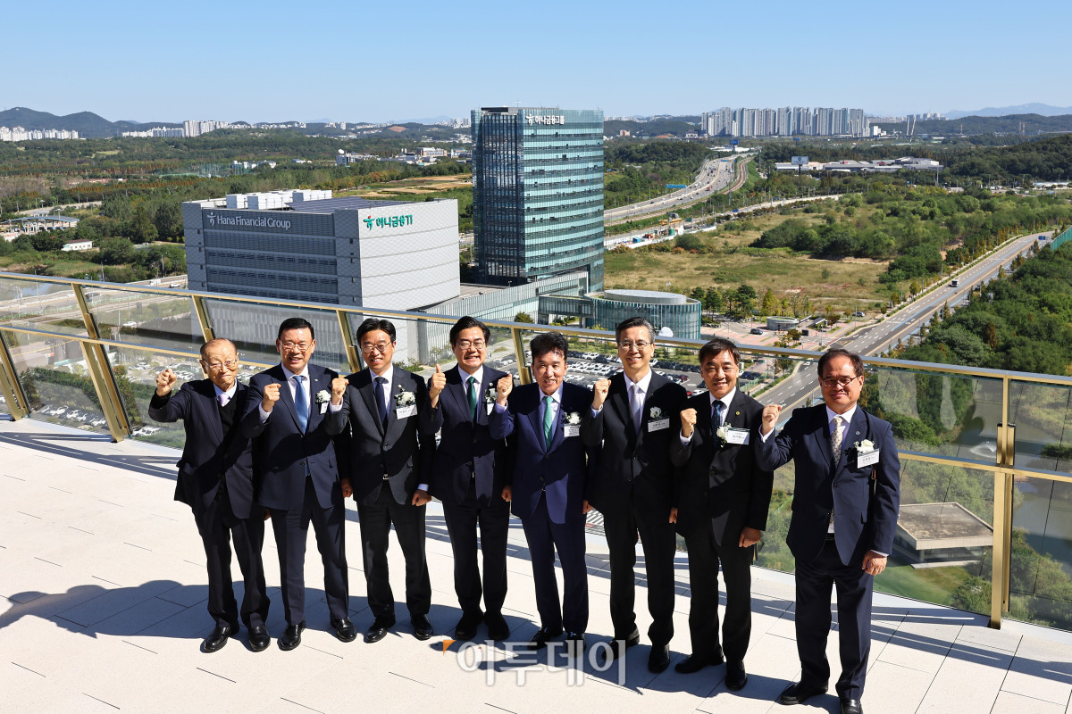 ▲함영주 하나금융지주 회장과 내빈들이 2일 인천 서해구 하나금융그룹 청라 헤드쿼터에서 열린 오프닝 행사를 마친 뒤 전망대에서 기념촬영 하고 있다. 고성준 기자 joonko1@