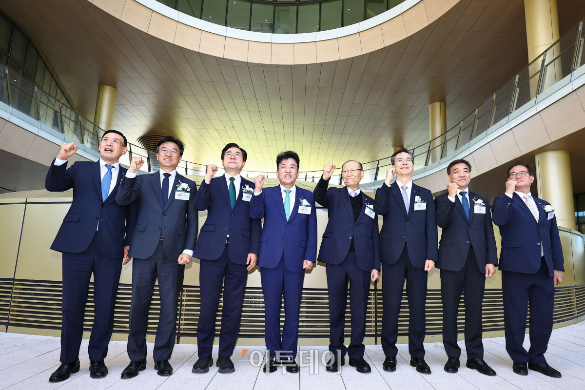 ▲함영주 하나금융지주 회장과 내빈들이 2일 인천 서해구 하나금융그룹 청라 헤드쿼터에서 열린 오프닝 행사를 마친 뒤 내부시설을 둘러보며 기념촬영 하고 있다. 고성준 기자 joonko1@