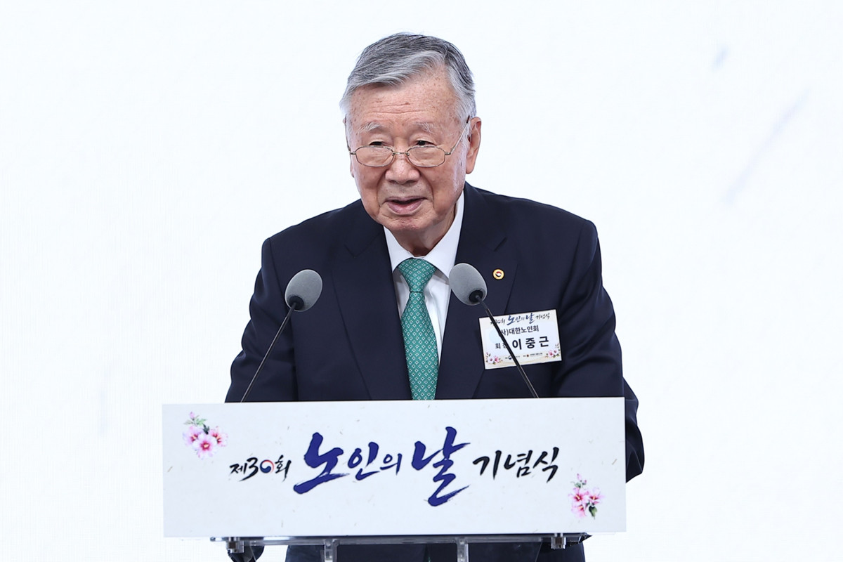 ▲이중근 대한노인회 회장(부영그룹 및 유엔한국협회 회장)이 제30회 노인의 날 기념식에서 인사를 하고 있다. (사진제공=부영그룹)