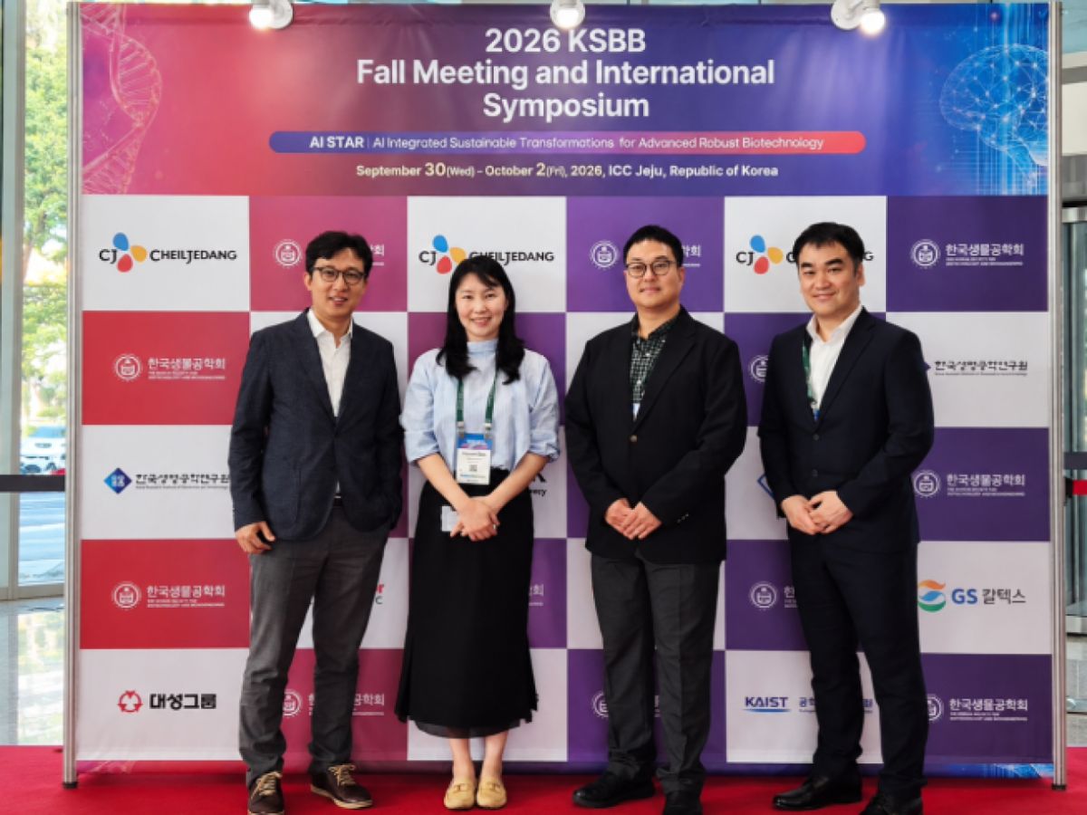 ▲(왼쪽부터)홍정운 R&D QM Unit 장, 손지연 Genetic Medicine Platform Unit 장, 정병훈 바이오공정연구팀장, 정재성 RNA Science팀장이 2026 한국생물공학회 추계학술발표대회 및 국제심포지엄에서 기념촬영을 하고 있다. (사진제공=GC녹십자)