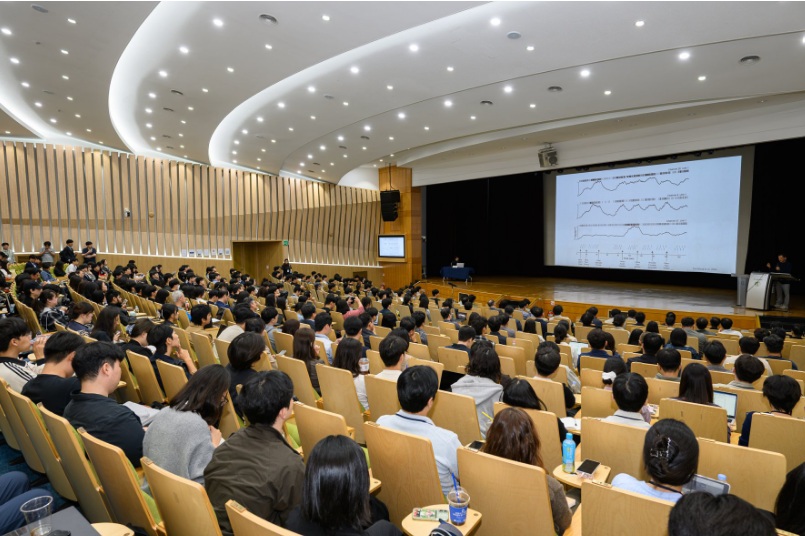 ▲10월 1일 성균관대 자연과학캠퍼스 의대 대강당에서 열린 ‘2026년 제1회 한국BCI학회 추계학술대회’에서 참석자들이 강연을 듣고 있다. (사진제공=한국BCI학회)