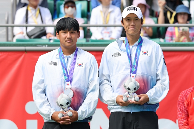 ▲2일 일본 나고야 히가시야마 공원 테니스센터에서 열린 2026 아이치·나고야 아시안게임 테니스 남자 복식 결승에서 은메달을 차지한 대한민국 남지성과 박의성이 메달을 목에 걸고 기념촬영을 하고 있다. (연합뉴스)