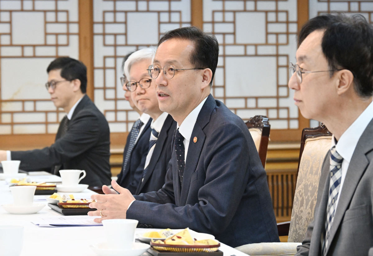 ▲이형일 경제부총리 겸 재정경제부 장관이 10월 2일 서울 종로구 정부서울청사에서 열린 연구기관장간담회를 주재, 모두발언을 하고 있다. (사진제공=재정경제부)