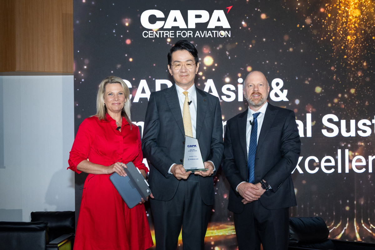 ▲'2026 CAPA 아시아 항공 리더 서밋'에서 '올해의 아시아 항공사 경영자상'을 수상한 조원태(가운데) 한진그룹 회장이 오리엘 모리슨(왼쪽) APAC 네트워크 공동 창업자 겸 최고전략책임자, 에이드리언 스코필드(오른쪽) Aviation Week Network 선임 편집장과 함께 기념사진을 촬영하는 모습. (사진=대한항공)