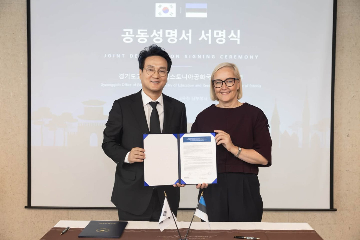 ▲안민석 경기도교육감(왼쪽)과 크리스티나 칼라스 에스토니아 교육연구부 장관이 2일 경기도교육청 남부청사에서 'AI·디지털교육 협력에 관한 공동성명서'에 서명한 뒤 기념 촬영을 하고 있다.ㄴ (안민석 경기도교육감 페이스북)