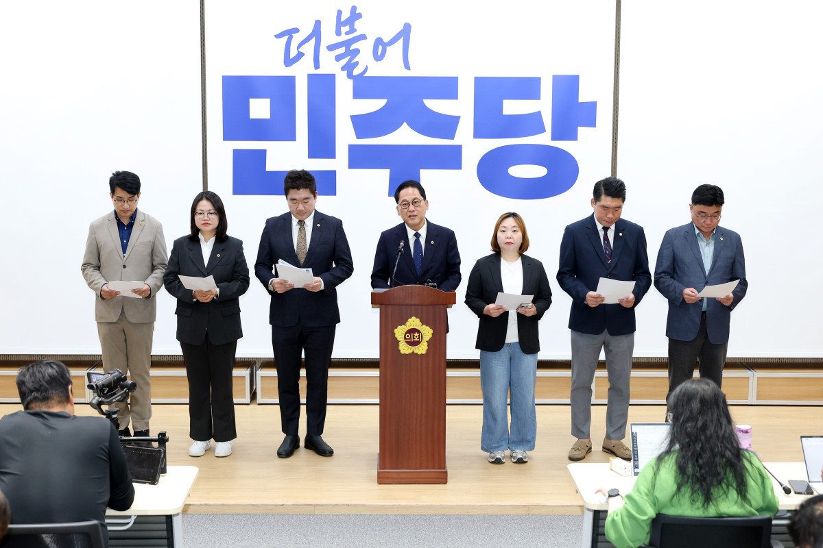 ▲안광률 경기도의회 더불어민주당 대표의원이 2일 경기도의회에서 제2회 추가경정예산안의 민생예산 복원과 관련해 기자회견을 하고 있다. 안 대표는 예결위 조정안에 대해 경기도로부터 상당수 민생예산을 수용하기 어렵다는 입장을 전달받았다고 밝혔다. (경기도의회 더불어민주당)