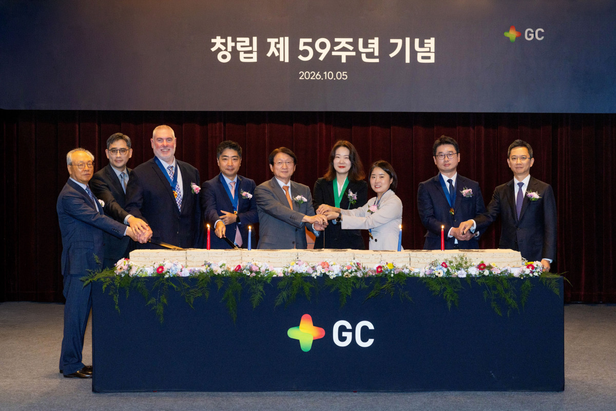 ▲허일섭 GC(녹십자홀딩스) 회장(왼쪽에서 다섯 번째)과 임직원들이 창립 59주년 기념식을 갖고 축하 떡을 자르고 있다. (사진제공=GC녹십자)