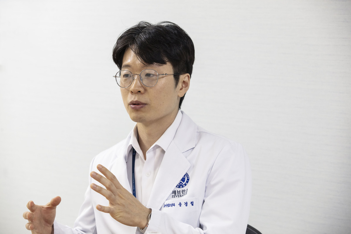 ▲송경철 강남세브란스병원 소아청소년과 교수가 본지와 인터뷰를 하고 있다. (이투데이 DB)