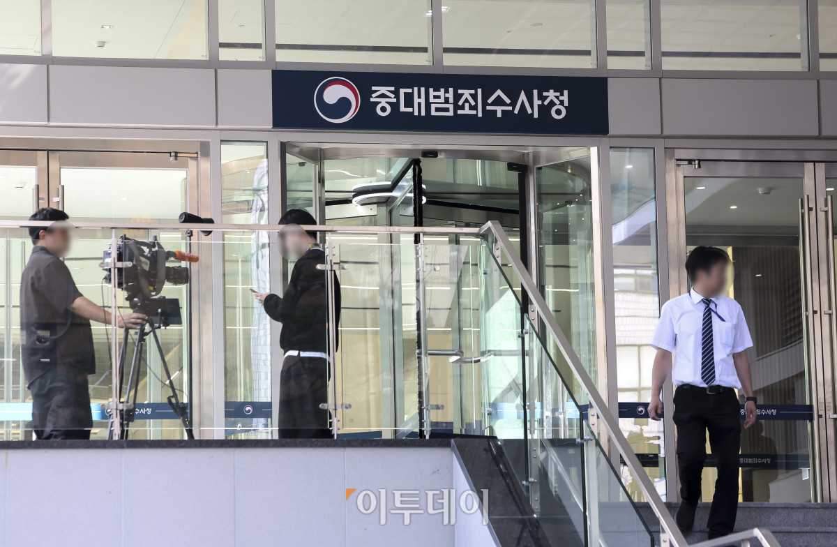 ▲중대범죄수사청(중수청)이 출범한 2일 서울 중구 중대범죄수사청 입구에 취재진이 대기하고 있다. 이날 중수청은 윤호중 행정안전부 장관이 참석한 가운데 개청식을 열었다. 고성준 기자 joonko1@