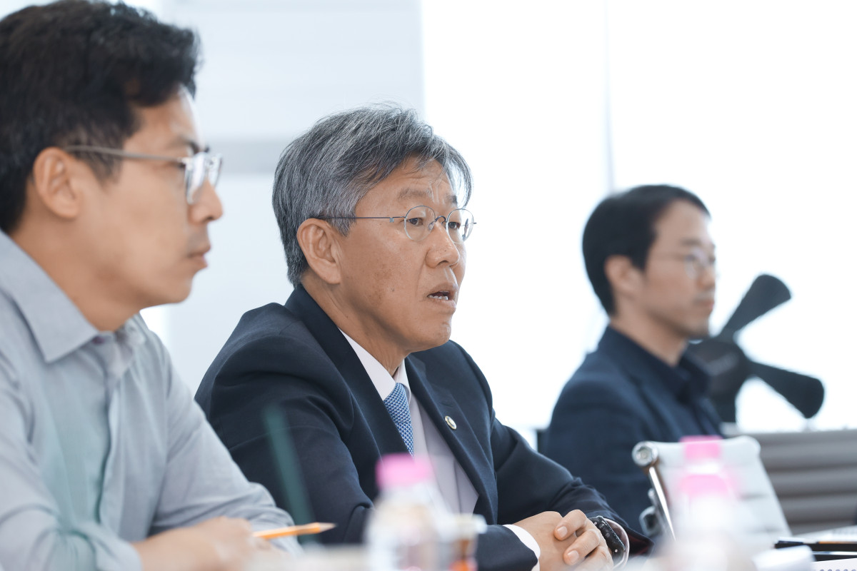 ▲김이탁 국토교통부 제1차관은  2일 오후 서울 용산에 위치한 국토부-LH 합동 주택공급 TF 회의실에서 한국토지주택공사(LH) 등 4대 공사와 함께 제3차 공공주택 공급점검 TF 회의를 개최했다. (사진제공=국토교통부)