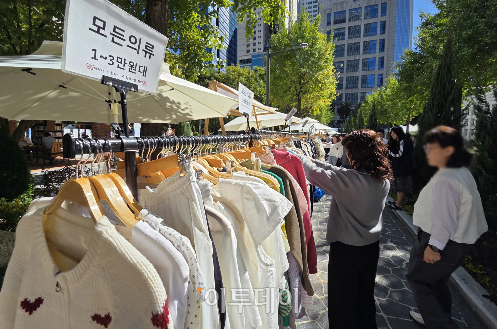 ▲9월 소비자물가 상승률이 2%대로 둔화했다. 2일 국가데이터처가 발표한 ‘9월 소비자물가 동향’에 따르면 지난달 소비자물가지수는 120.43(2020년=100)으로 전년 동월 대비 2.9% 올랐다. 정부는 9월 시행된 석유 최고가격제가 물가 상승폭을 0.6%포인트 낮춘 것으로 분석하며, 해당 조치가 없었다면 상승률이 3.5%에 달했을 것으로 추산했다. 이날 서울 송파구 신천근린공원에서 열린 거리 플리마켓에서 시민들이 물건을 고르고 있다. 고이란 기자 photoeran@