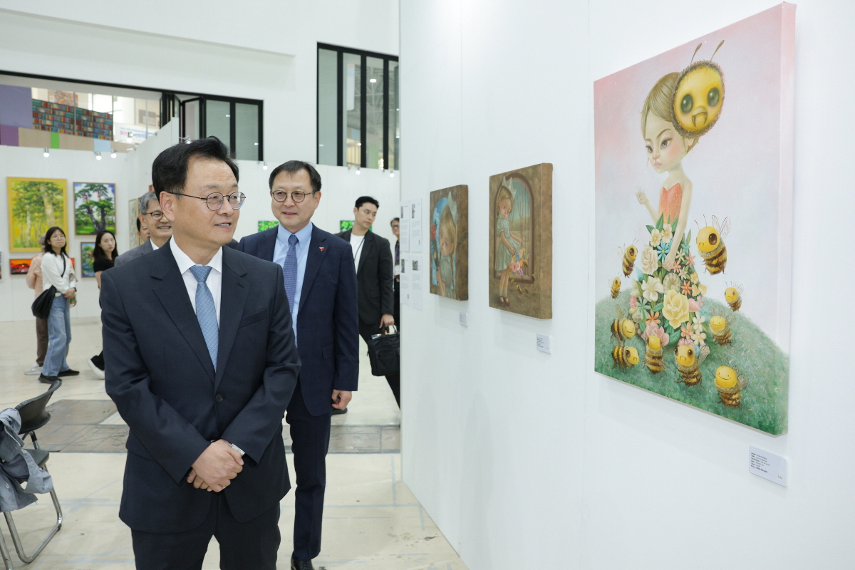▲민경선 고양특례시장이 2일 '2026고양가을꽃축제' 행사장을 둘러보며 관계자, 상인들과 이야기를 나누고 있다. (고양국제박람회재단)