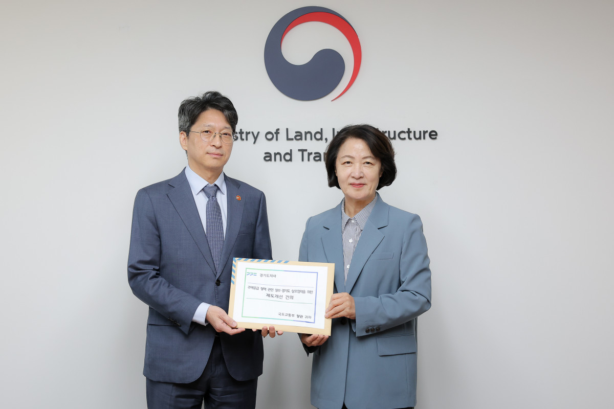 ▲추미애 경기도지사가 2일 서울 국토발전전시관에서 홍지선 국토교통부 장관에게 주택공급 관련 제도개선 건의자료를 전달한 뒤 기념촬영을 하고 있다. 추 지사는 이날 산업·일자리·교통과 주택을 함께 설계하는 ‘경기도형 주택공급 전략’과 공공임대주택 배분, 개발제한구역, 광역교통 관련 제도개선을 건의했다. (경기도)
