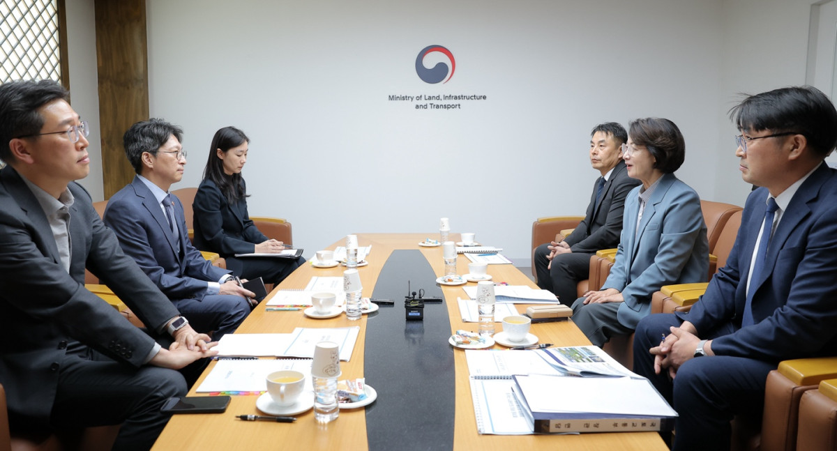 ▲추미애 경기도지사와 홍지선 국토교통부 장관이 2일 서울 국토발전전시관에서 경기도형 주택공급 전략과 제도개선 방안을 논의하고 있다. 경기도는 반도체 등 산업거점과 주거를 연계하는 4대 도시모델과 공공주택지구 계획 과정에서 도의 역할 확대 등을 요청했다. (경기도)