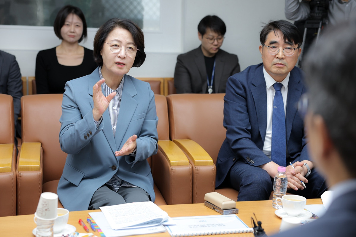 ▲추미애 경기도지사가 2일 서울 국토발전전시관에서 홍지선 국토교통부 장관과의 면담 중 ‘경기도형 주택공급 전략’을 설명하고 있다. 추 지사는 반도체 산업거점과 주거를 연계하는 산업연계형을 비롯해 R&D+캠퍼스형, 자족신도시형, 역세권 복합개발형 등 4대 모델을 제안했다. (경기도)