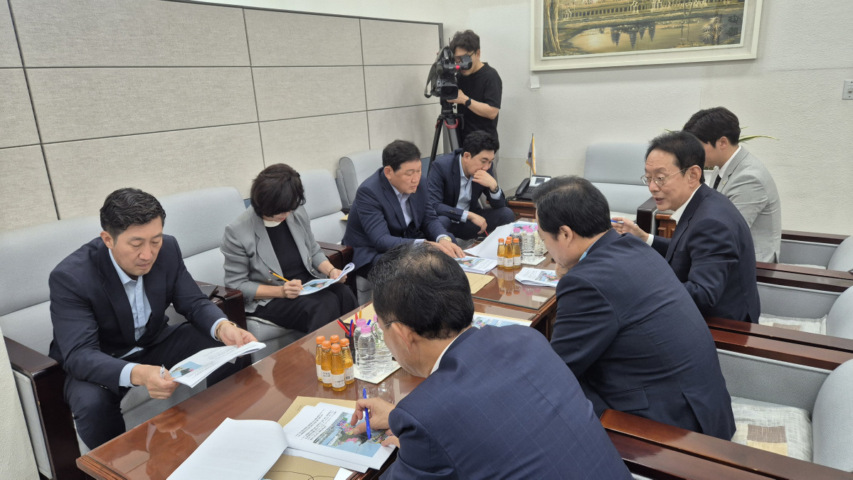 ▲김도읍의원이 부산시의회 복지환경위 위원들과 간담회를 가지고 있다. (사진제공=부산시의회 복지환경위)