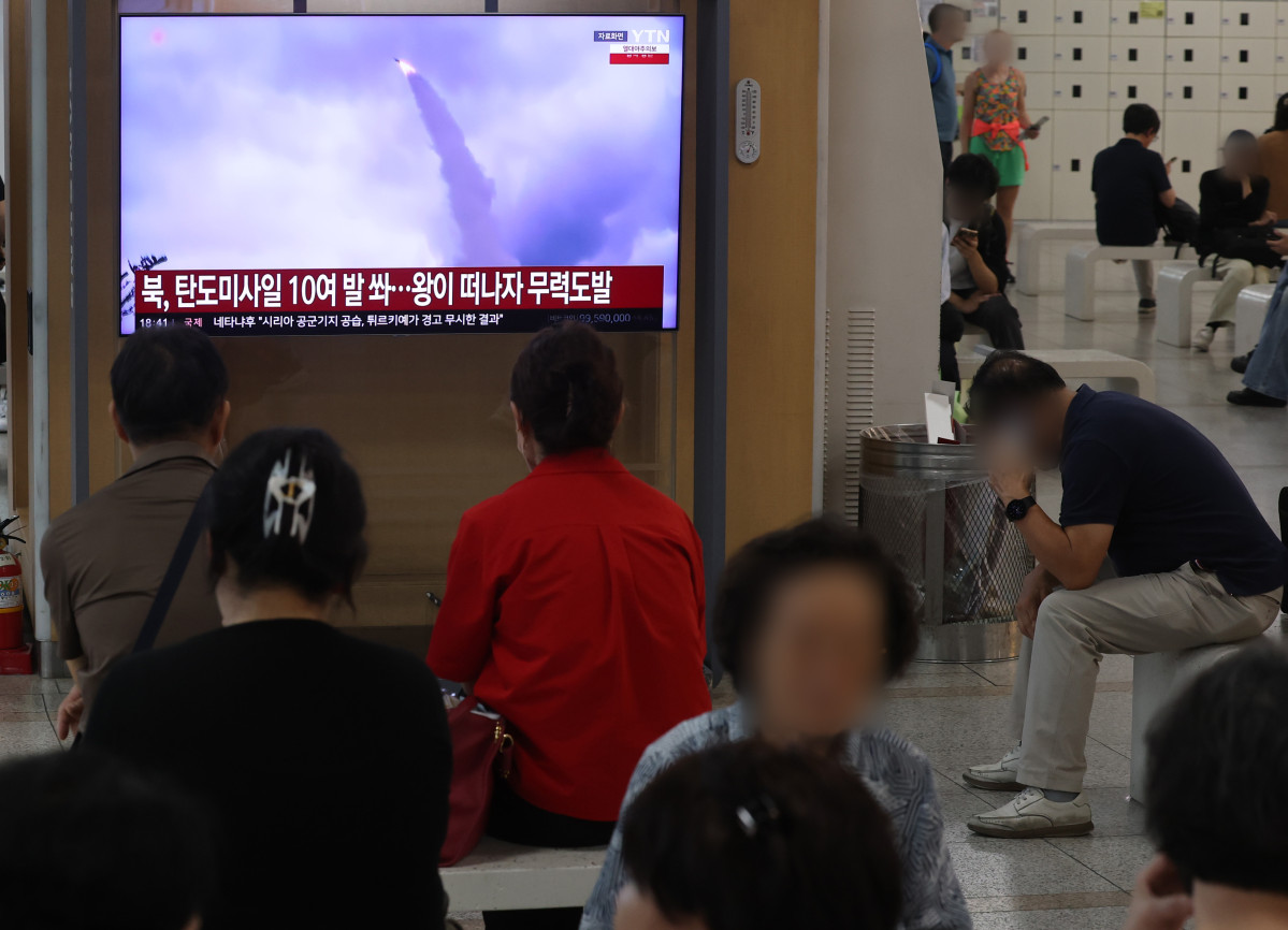 ▲북한이 단거리 탄도미사일 10여 발을 무더기 발사한 20일 서울역에 관련 뉴스가 나오고 있다. (연합뉴스)