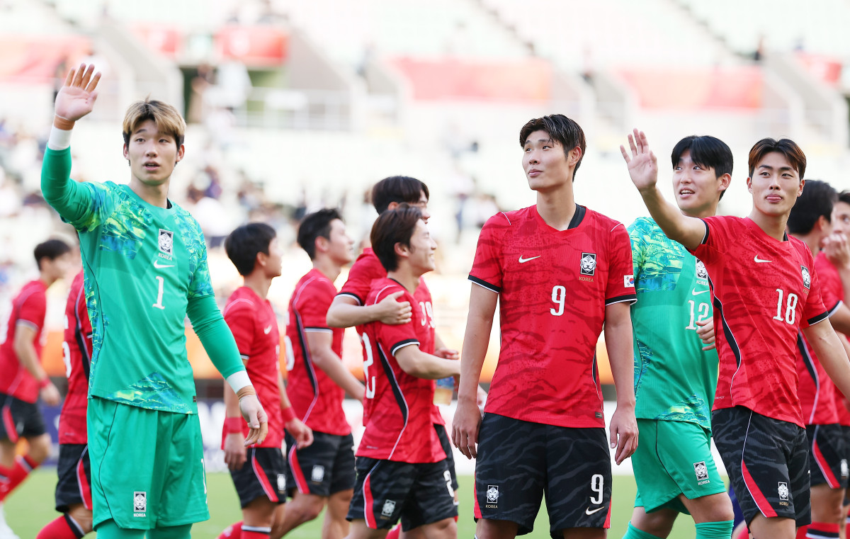 ▲30일 일본 오사카 나가이 스타디움에서 열린 2026 아이치·나고야 아시안게임 남자 축구 준결승 대한민국과 중국의 경기. 2-1 승리를 거둔 한국 선수들이 응원석을 향해 인사하고 있다. (연합뉴스)