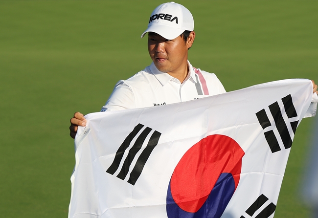 ▲3일 일본 아이치현 가스가이 컨트리클럽 동코스에서 열린 2026 아이치·나고야 아시안게임 남자 골프 4라운드. 최종 합계 18언더파 262타로 우승을 확정지은 한국 김주형이 태극기를 들고 기념촬영을 하고 있다. (연합뉴스)