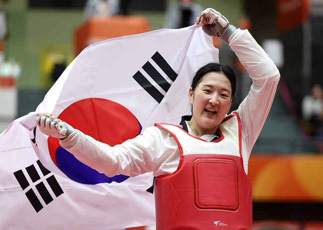 ▲3일 일본 아이치현 도요하시 종합체육관에서 열린 2026 아이치·나고야 아시안게임 태권도 겨루기 여자 67㎏급 한국 송다빈과 중국 무원저 결승 경기. 금메달을 획득한 한국 송다빈이 기뻐하고 있다. (연합뉴스)