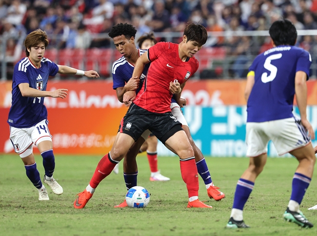 ▲3일 일본 아이치현 도요타 스타디움에서 열린 2026 아이치·나고야 아시안게임 남자 축구 대한민국과 일본의 결승. 한국 이영준이 상대 수비와 몸싸움을 하며 볼을 지키고 있다. (연합뉴스)