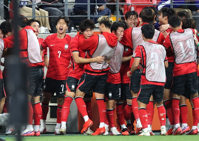 ▲3일 일본 아이치현 도요타 스타디움에서 열린 2026 아이치·나고야 아시안게임 남자 축구 대한민국과 일본의 결승. 한국 엄지성이 선제골을 넣은 뒤 기뻐하고 있다. (연합뉴스)