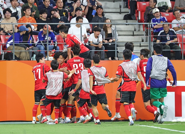 ▲3일 일본 아이치현 도요타 스타디움에서 열린 2026 아이치·나고야 아시안게임 남자 축구 대한민국과 일본의 결승.    한국 엄지성이 선제골을 넣은 뒤 동료들과 함께 기뻐하고 있다. (연합뉴스)