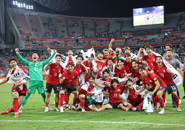 ▲3일 일본 아이치현 도요타 스타디움에서 열린 2026 아이치·나고야 아시안게임 남자 축구 대한민국과 일본의 결승. 승리 후 금메달을 획득한 한국 선수들이 기뻐하고 있다. (연합뉴스)
