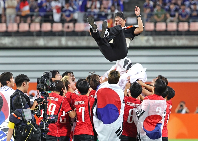 ▲3일 일본 아이치현 도요타 스타디움에서 열린 2026 아이치·나고야 아시안게임 남자 축구 대한민국과 일본의 결승. 승리 후 금메달을 획득한 한국 선수들이 이민성 감독을 헹가래치고 있다. (연합뉴스)