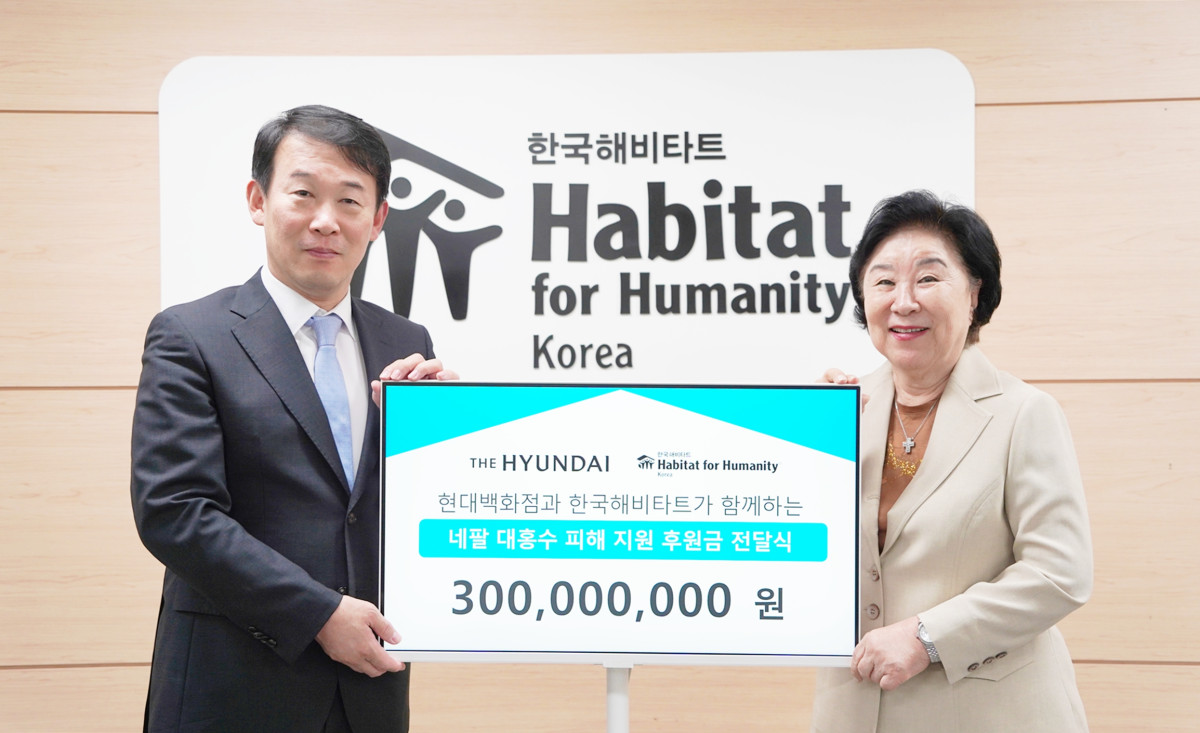 ▲양명성(사진 왼쪽) 현대백화점 영업전략담당 상무와 마희자 한국해비타트 이사장이 2일 서울 중구 해비타트 본사에서 진행된 네팔 수해 복구 성금 전달식에서  기념사진을 찍고 있다. (사진제공=현대백화점)
