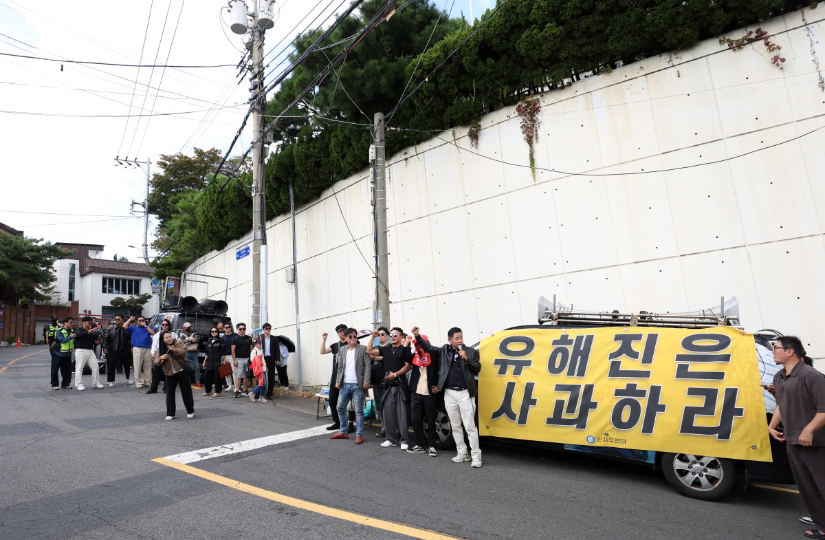 ▲보수성향 시민단체 관계자들이 4일 서울 성북구 소재 배우 유해진 씨 자택 인근에서 집회를 여는 모습. (뉴시스)