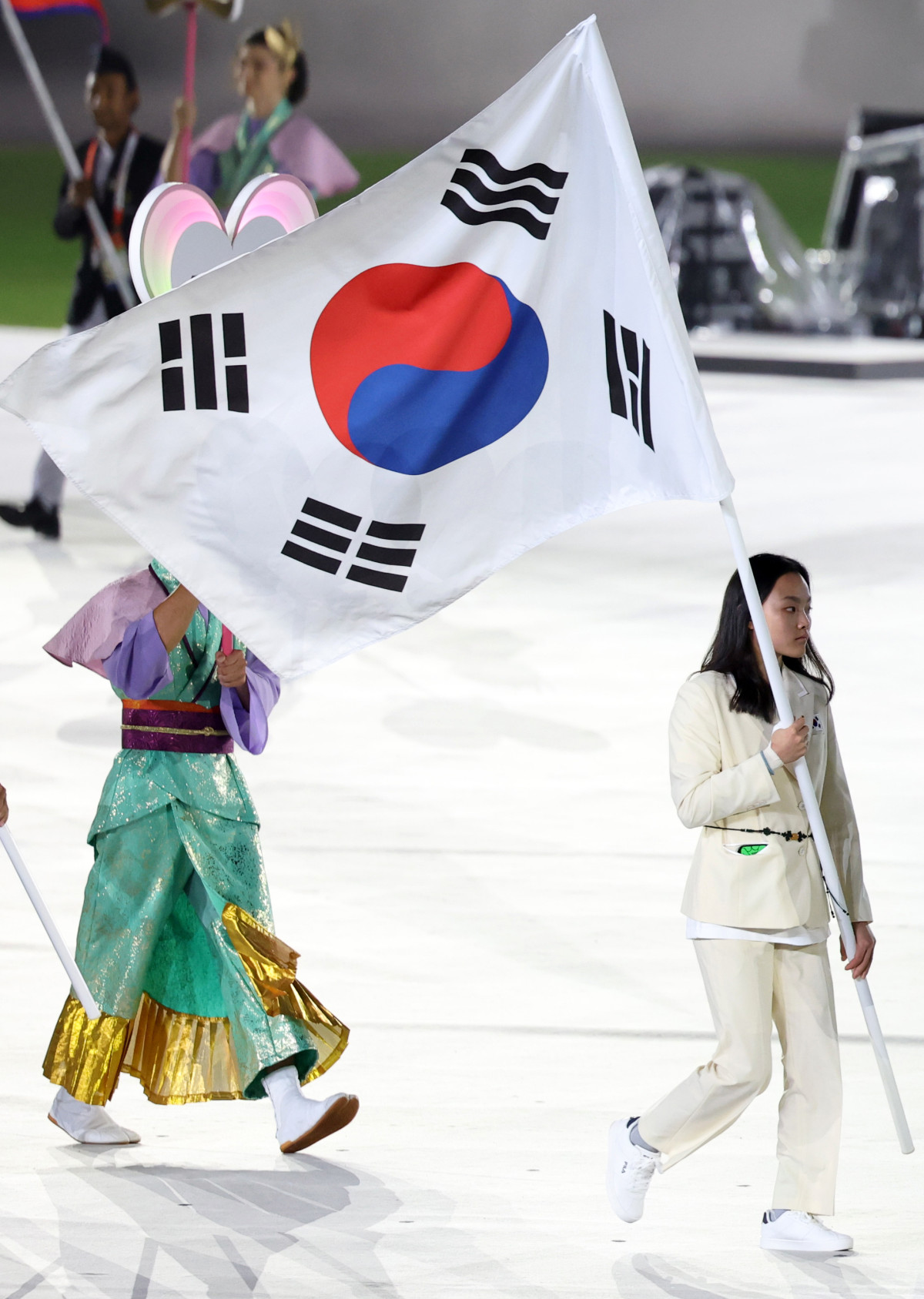 ▲4일(현지시간) 일본 아이치현 나고야시 파로마 미즈호 스타디움에서 열린 2026 아이치·나고야 아시안게임 폐회식에서 클라이밍 금메달리스트 서채현이 태극기를 들고 입장하는 모습. (뉴시스)