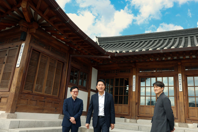 ▲오세훈 서울시장이 4일 오후 북촌빈관을 찾아 한옥 시설과 운영 현황을 살펴보고 있다. (사진제공=서울시)
