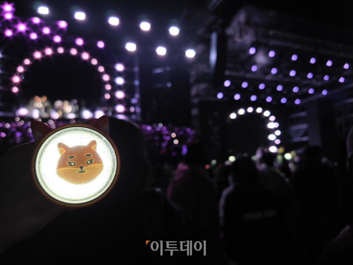 ▲4일 인천 영종구 파라다이스시티 컬쳐파크에서 열린 'XMF 2026'에서 한 관객이 데이식스를 응원하고 있다. (장유진 기자 @yxxj)