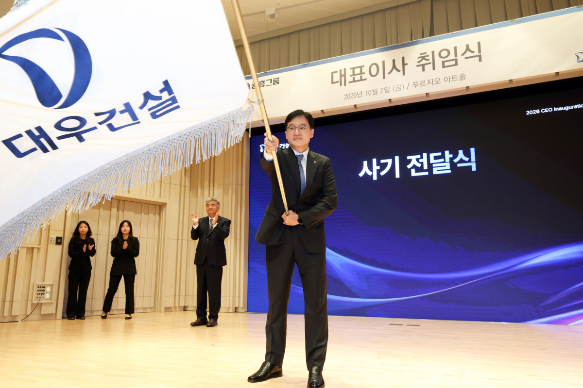 ▲이강석 대우건설 신임 대표이사가 취임식에서 사기를 흔들고 있다. (사진제공=대우건설)