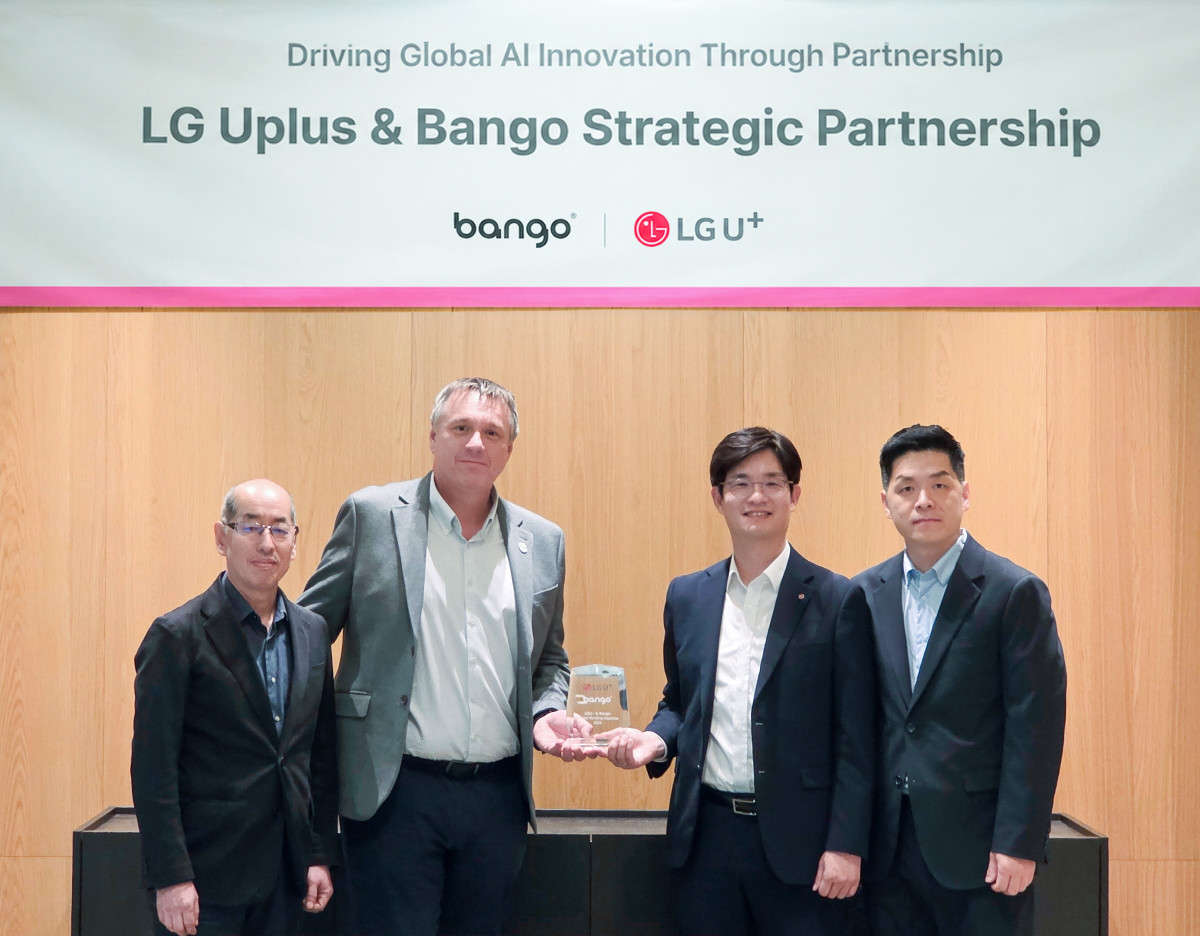 ▲LG유플러스는 글로벌 구독 플랫폼 기업 뱅고(Bango)와 협력해 해외 AI·콘텐츠 서비스 도입을 확대한다. 2일 열린 업무협약식에서 장준영 LG유플러스 마케팅그룹장과 폴 라비(Paul Larbey) 뱅고 CEO 등 양사 관계자들이 기념 촬영을 하고 있다. (사진제공=LG유플러스)