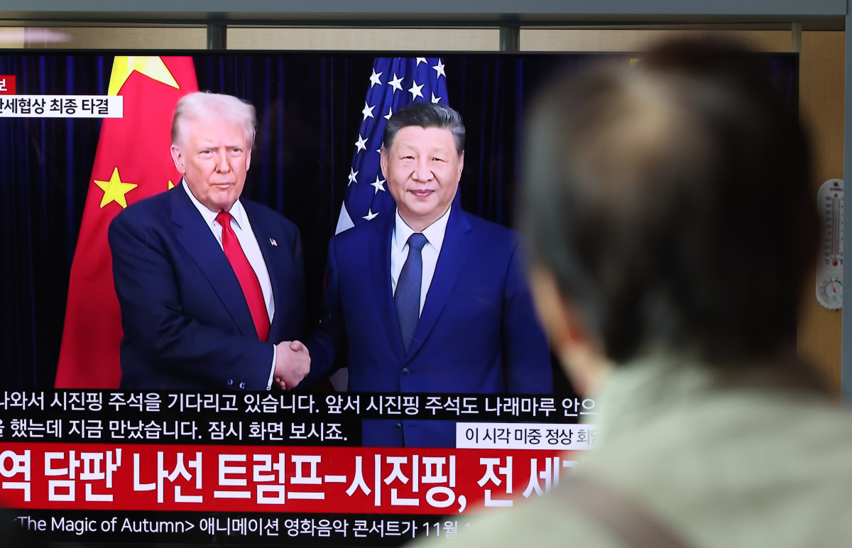▲30일 오전 서울 중구 서울역 대합실에서 시민들이 도널드 트럼프 미국 대통령과 시진핑 중국 국가주석의 미-중 정상회담을 시청하고 있다. (뉴시스)