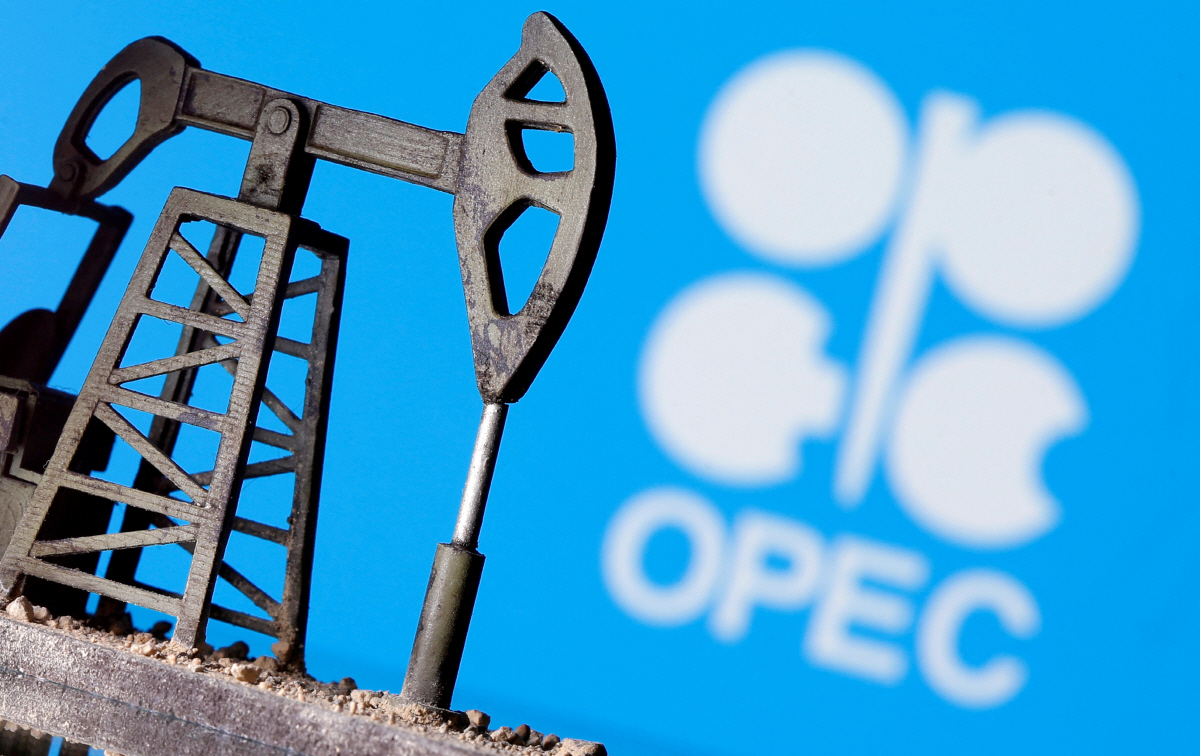 ▲석유수출국기구(OPEC) 로고를 배경으로 석유 펌프잭 모형이 보인다. (로이터연합뉴스)
