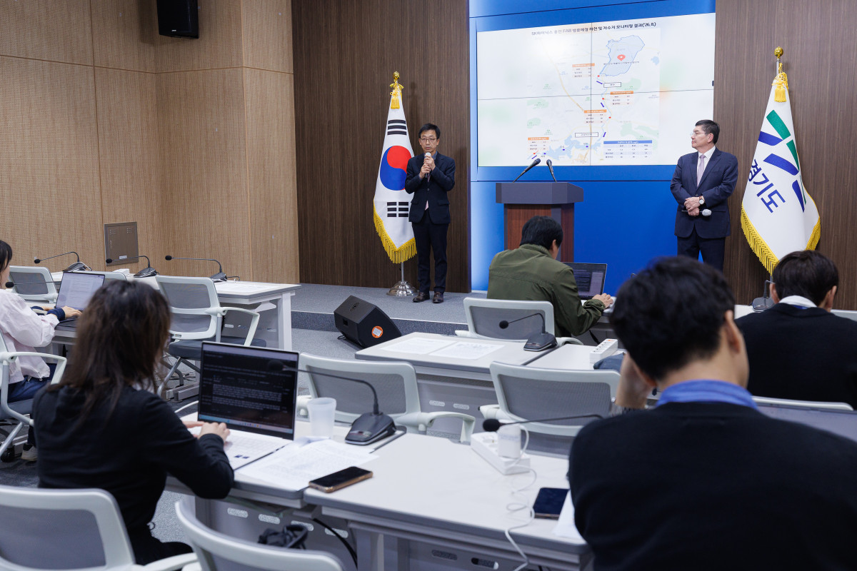 ▲경기도 관계자가 5일 경기도청 브리핑룸에서 이천 SK하이닉스 방류 하천 수질조사 결과를 공개하고 있다. 경기도 조사에서 방류구 하류 0.4km의 염소이온은 유엔식량농업기구(FAO) 관개용수 권고 수준의 2배를 웃돌았고, 황산이온은 방류수 영향이 없는 복하천 배경지점보다 약 49배 높게 나타났다. (경기도)