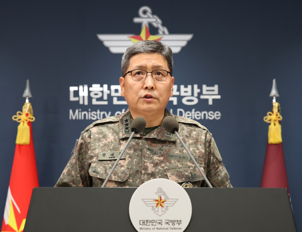 ▲[서울=뉴시스] 박주성 기자 = 합참차장 권대원 육군 중장이 5일 오후 서울 국방부 브리핑실에서 25사단 DMZ 지뢰 폭발상황 관련 합참 합동 현장조사 TF 최종 조사결과 발표 브리핑을 하고 있다. 2026.10.05. park7691@newsis.com