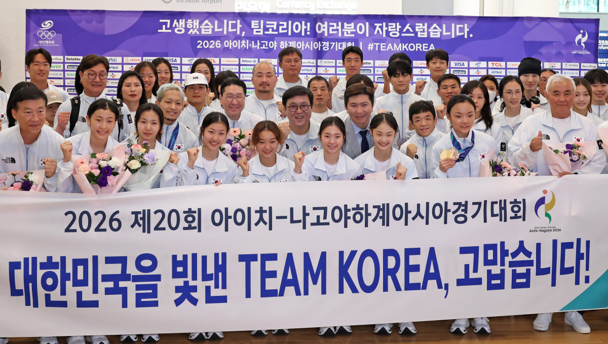 ▲최휘영 문화체육관광부 장관이 5일 인천국제공항 제2터미널 입국장에서 열린 2026 아이치·나고야 아시안게임 대한민국 선수단 입국 환영행사에 참석해 기념촬영을 하고 있다. (사진제공=문체부)